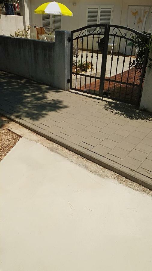 Sea Breeze Apartments With Private Beach And Boat Anchorage Stara Novalja Exterior photo